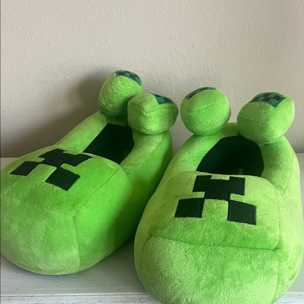 Minecraft Kid’s size 4-5 slippers